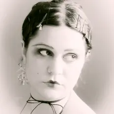 Ascolta Sara Damaris, guarda video musicali, leggi la biografia, vedi le date del tour & altro!