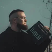 Posłuchaj wykonawcy undefined, obejrzyj teledyski, przeczytaj biografię, zobacz daty tras koncertowych i nie tylko!
