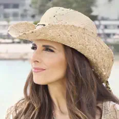 Escucha a Nuria Fergó, mira vídeos musicales, lee la biografía, consulta fechas de giras y mucho más.