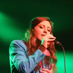 Siobhan Miller सुनें, म्यूज़िक वीडियो देखें, बायो पढ़ें, दौरे की तारीखें और बहुत कुछ देखें!