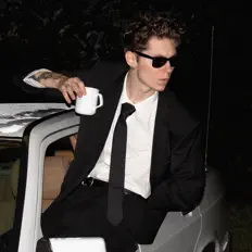 Luister naar Mike Blonde, bekijk muziekvideo's, lees de bio, bekijk de tourdata, en meer!