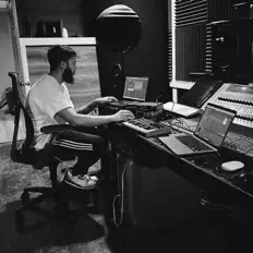 Ouve JMadeIt, vê vídeos de música, lê a biografia, vê as datas da digressão e muito mais!