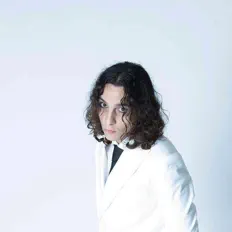 Escucha a Nick*, mira vídeos musicales, lee la biografía, consulta fechas de giras y mucho más.