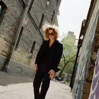 Luister naar undefined, bekijk muziekvideo's, lees de bio, bekijk de tourdata, en meer!
