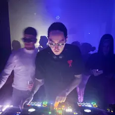 Ascolta WAALAAXX, guarda video musicali, leggi la biografia, vedi le date del tour & altro!