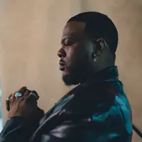 Hör dir undefined an, schau dir Musikvideos an, lies die Biografie, finde Tourdaten und mehr!