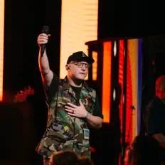 聆聽 The Locksmyth、觀看音樂影片、閱讀小傳、查看巡演日期等！