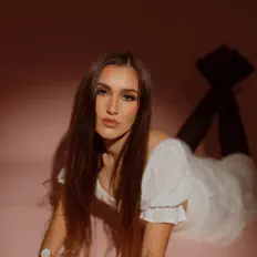 聆聽 Elaskia、觀看音樂影片、閱讀小傳、查看巡演日期等！