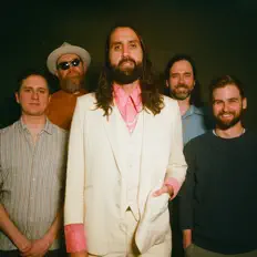 收听 Golden Feather、观看音乐视频、阅读小传、查看巡演日期等 ！