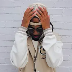 Poslechněte si interpreta E. Lew, sledujte hudební videa, přečtěte si životopis, podívejte se na data turné a další informace.