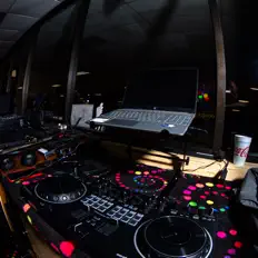 Escucha a DJ JCriss, mira vídeos musicales, lee la biografía, consulta fechas de giras y mucho más.