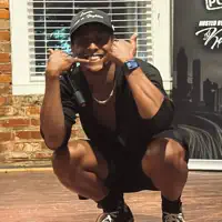 undefinedを聴いたり、ミュージックビデオを鑑賞したり、経歴やツアー日程などを確認したりしましょう！