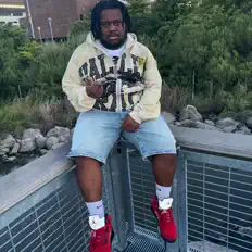 Selfmade Quanを聴いたり、ミュージックビデオを鑑賞したり、経歴やツアー日程などを確認したりしましょう！