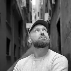 Escucha a Onemoretomas, mira videos musicales, lee su biografía, consulta las fechas de las gira y más.