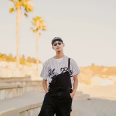 聆聽 SebZ、觀看音樂影片、閱讀小傳、查看巡演日期等！