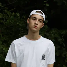 Dengarkan LucSoniX, tonton video musik, baca bio, lihat tanggal tur & lainnya!