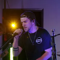 Ian Gillies सुनें, म्यूज़िक वीडियो देखें, बायो पढ़ें, दौरे की तारीखें और बहुत कुछ देखें!