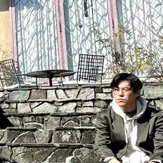 Poslechněte si interpreta Atnek Adeu, sledujte hudební videa, přečtěte si životopis, podívejte se na data turné a další informace.