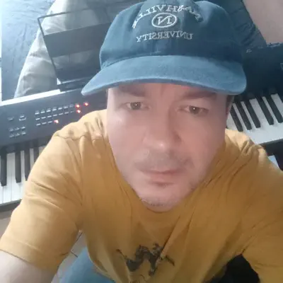 Poslechněte si interpreta Coffee House Jazz, sledujte hudební videa, přečtěte si životopis, podívejte se na data turné a další informace.
