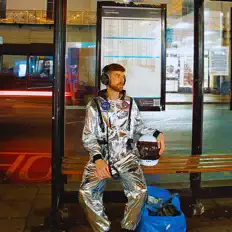 聆聽 Flowlosopha、觀看音樂影片、閱讀小傳、查看巡演日期等！