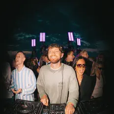 Hör dir STICX an, schau dir Musikvideos an, lies die Biografie, finde Tourdaten und mehr!