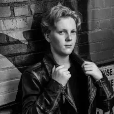 Escucha a John Clayton White, mira videos musicales, lee su biografía, consulta las fechas de las gira y más.