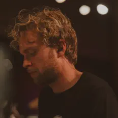 Elijah Webb dinle, müzik videolarını izle, biyografisini oku, tur tarihlerini ve daha fazlasını gör!