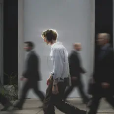 Charlie Powersを聴いたり、ミュージックビデオを鑑賞したり、経歴やツアー日程などを確認したりしましょう！
