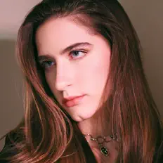 Alexis Raeを聴いたり、ミュージックビデオを鑑賞したり、経歴やツアー日程などを確認したりしましょう！