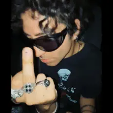 ihydvnny: песни, клипы, биография, даты выступлений и многое другое.