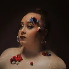 聆聽 Darienne Savoy、觀看音樂影片、閱讀小傳、查看巡演日期等！