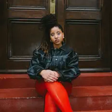 Poslechněte si interpreta Ni Maxine, sledujte hudební videa, přečtěte si životopis, podívejte se na data turné a další informace.