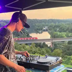 Simon.S을(를) 듣고, 뮤직 비디오를 보고, 약력을 읽고, 투어 일정 등을 확인하세요!