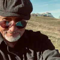 收听 undefined、观看音乐视频、阅读小传、查看巡演日期等 ！