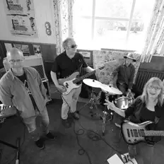 Hör dir Jay Clarkson & the Containers an, schau dir Musikvideos an, lies die Biografie, finde Tourdaten und mehr!