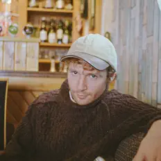 Hör dir lullahush an, schau dir Musikvideos an, lies die Biografie, finde Tourdaten und mehr!