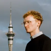 聆聽 undefined、觀看音樂影片、閱讀小傳、查看巡演日期等！