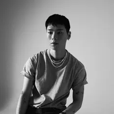 聆聽 holden、觀看音樂影片、閱讀小傳、查看巡演日期等！