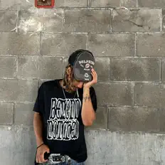 Hör dir Ki Blast an, schau dir Musikvideos an, lies die Biografie, finde Tourdaten und mehr!