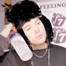 收听 FeenX999、观看音乐视频、阅读小传、查看巡演日期等 ！