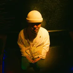 聆聽 Clarke、觀看音樂影片、閱讀小傳、查看巡演日期等！