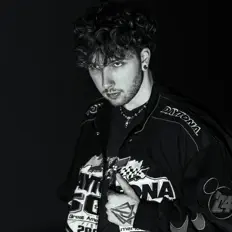 Poslechněte si interpreta Prompto, sledujte hudební videa, přečtěte si životopis, podívejte se na data turné a další informace.