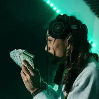 聆聽 undefined、觀看音樂影片、閱讀小傳、查看巡演日期等！