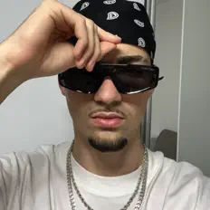 Poslechněte si interpreta Kiss South, sledujte hudební videa, přečtěte si životopis, podívejte se na data turné a další informace.