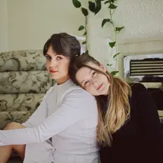 Poslechněte si interpreta Mum Friends, sledujte hudební videa, přečtěte si životopis, podívejte se na data turné a další informace.