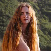 Ouve undefined, vê vídeos de música, lê a biografia, vê as datas da digressão e muito mais!