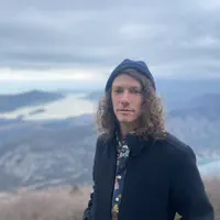 undefined을(를) 듣고, 뮤직 비디오를 보고, 약력을 읽고, 투어 일정 등을 확인하세요!