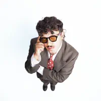 undefinedを聴いたり、ミュージックビデオを鑑賞したり、経歴やツアー日程などを確認したりしましょう！