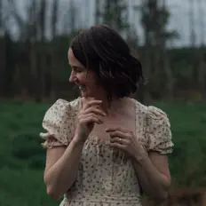 Ascolta Courtney Hartman, guarda video musicali, leggi la biografia, vedi le date del tour & altro!