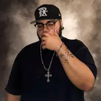 Hör dir undefined an, schau dir Musikvideos an, lies die Biografie, finde Tourdaten und mehr!